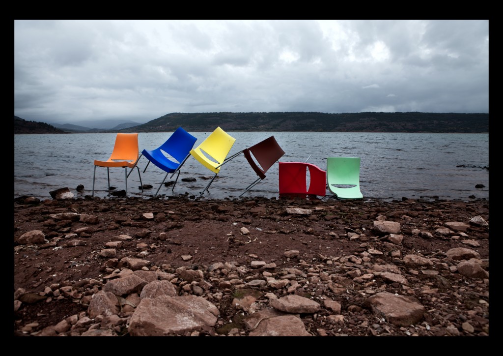 chaises colorées au bord d'un lac