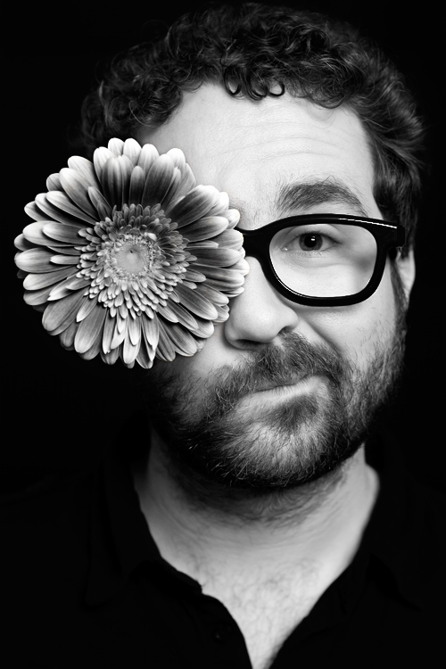 Portrait en noir et blanc lunette et fleur