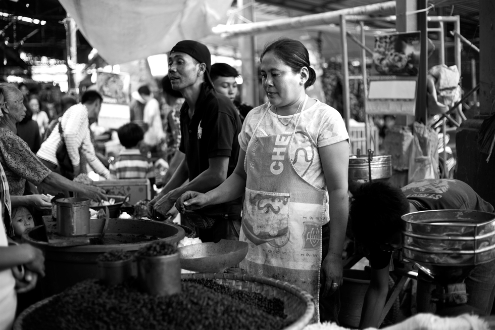 Noir&blanc marché rantepao sulawesi indonesie vendeur café