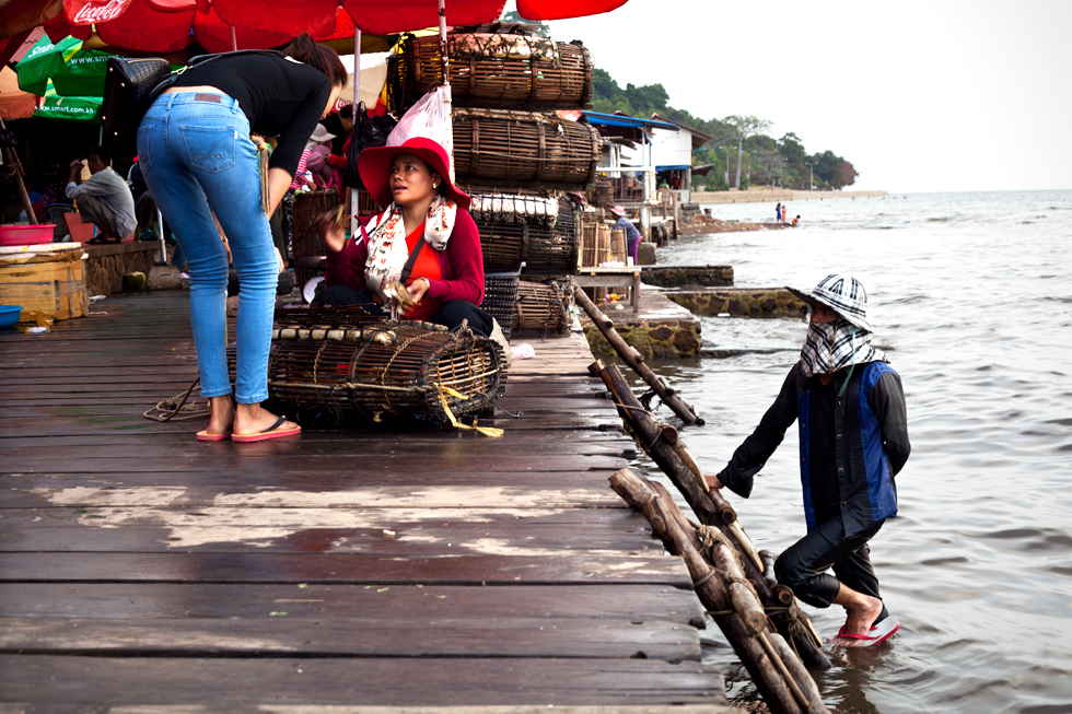 Marché aux crabes à Kep, Cambodge : .