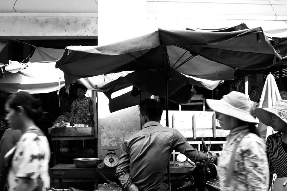 Passants au marché de Kratie, Cambodge : .