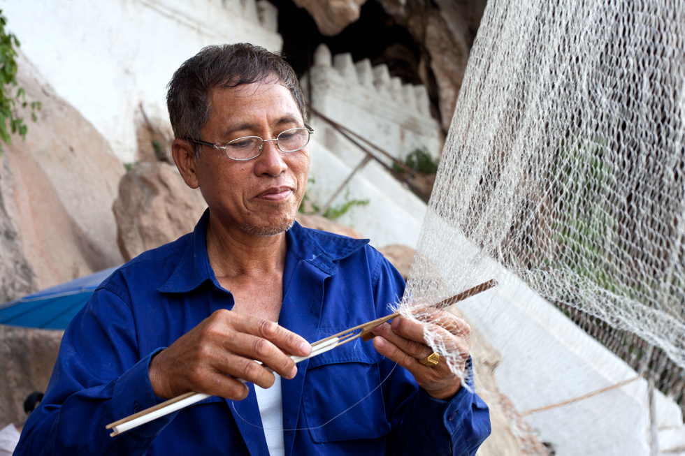 Pêcheur préparant son filet à Pak Ou Laos : .