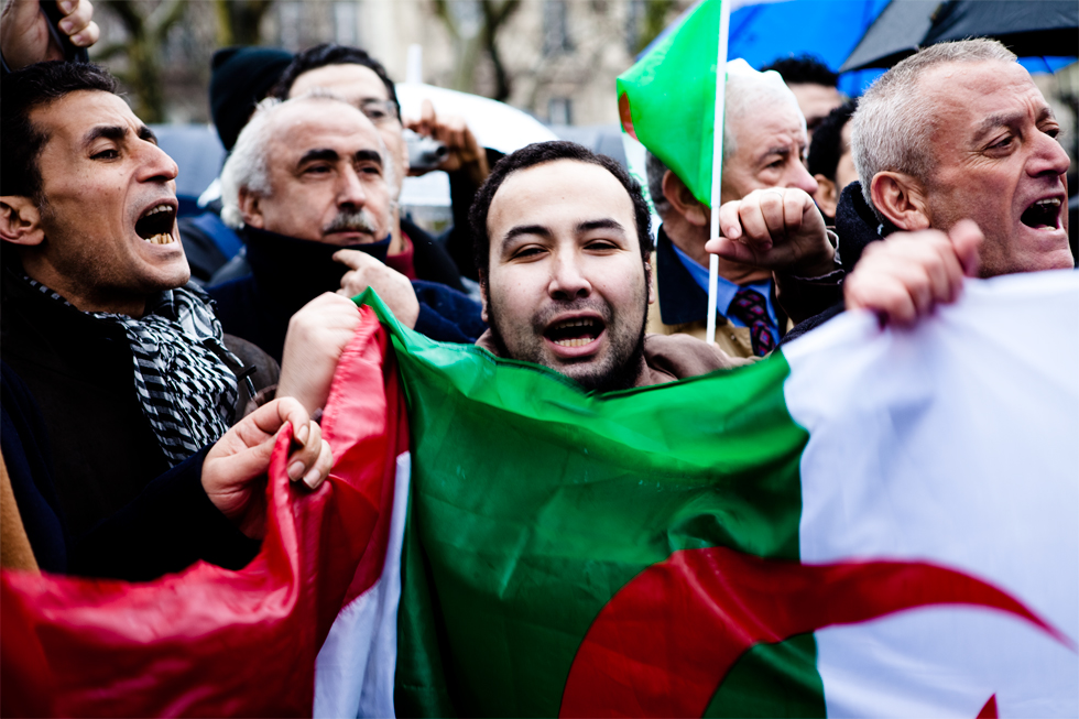 manifestation algérienne contre le régime de  Bouthéflika. hommes devant banderole