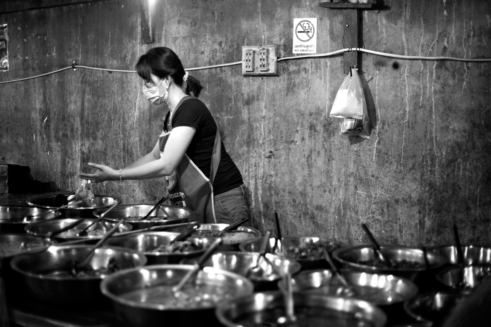 Noir&blanc vendeur restaurant rue marché nuit luang prabang laos