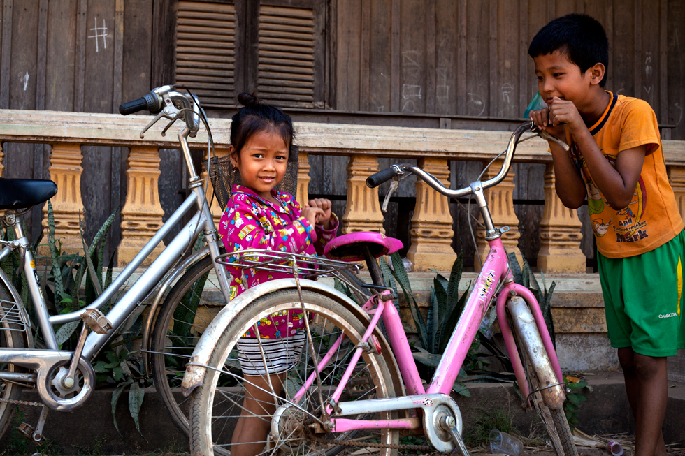 Jeunes écoliers à vélos sur l’île de Koh Trong, Cambodge : .